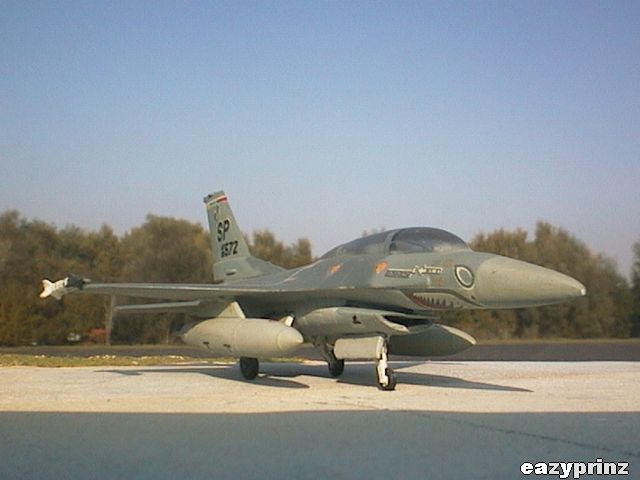 General Dynamics F-16D (Dragon 1/144)
